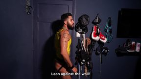 cheguei atrasado e meu mestre me fez de putinha por isso.