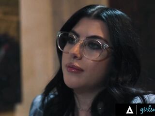 GIRLSWAY - Chanel Camryn Has Romantic Sex With Gorgeous Scarlett Alexis On Piano - SPANISH SUBTITLES