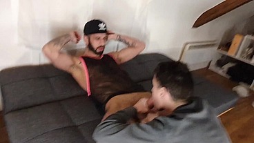 David Valentin se fait péter la bouche par Roméo Davis