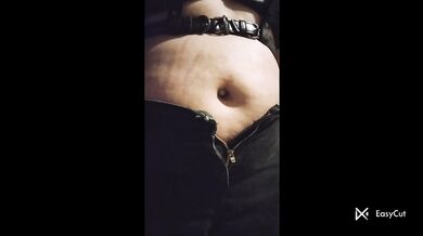 belly buttons makes me cum