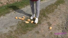 Sneaker-Girl Doro - Crushing some Bun