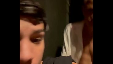 PEGANDO O AMIGO NO BANHEIRO DA BOATE