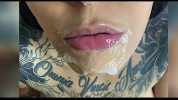 Um oral de puta profissional com direito a gozada na boca e porra escorrendo no final - Barbara Inked