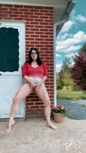 Flashing my pussy while cars drive by and power pissing outside