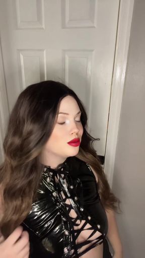 Smoking Leather Mistress Lends Out Her Favorite Toy