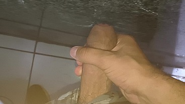 Corno batendo uma punheta muito gostosa no banheiro público