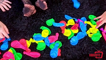 Brincando com o fetiche de balão nas bucetinhas lindas