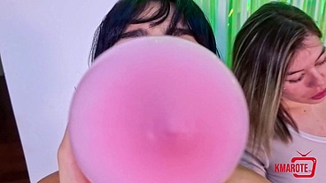 Brincando com o fetiche de balão nas bucetinhas lindas