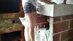 pude seducir y convencer a la duena de la casa para follarla en la terraza despues de espiarla por varios dias