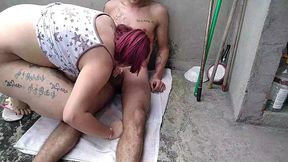 pude seducir y convencer a la duena de la casa para follarla en la terraza despues de espiarla por varios dias