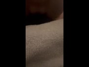Je m’occupe de ma poupée pour me détendre