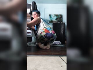 T-girl shows u her messy feet and butttt ????
