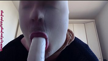 Nylonface bl&auml_st fetten Dildo