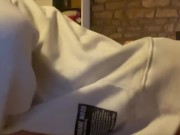 Je baise en missionnaire et me branle sur ces seins