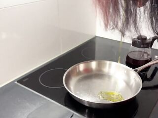 Trans Mistress Naomiperv Makes Breakfast for YOU Using a Speculumher Serf.