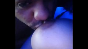 Chupando o peitinho da novinha