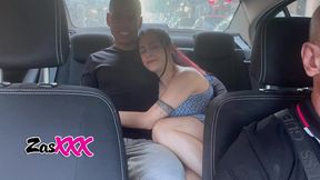 novios recien llegados de colombia se reencuentran y acaban follando en un taxi