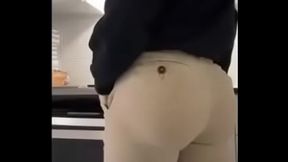 Probandome pantalones en el Shopping