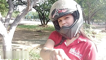 Ayudo a una desconocida a componer su motocicleta y me recompensa con su co&ntilde_o PARTE 1