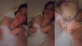 toute nue dans mon bain je malaxe ma douce et belle poitrine