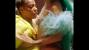 Lu&iacute_sa rebolando no colo da Ludmila