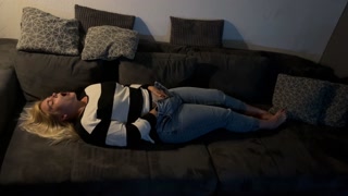 Selbstbefriedigung multiple orgasmen auf Sofa komme zwei mal intensive orgasmen satisfyer fingern