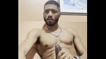 Garoto solo na c&acirc_mera