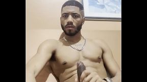 Garoto solo na c&acirc_mera