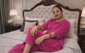 The Neighbor Saw the Sister-in-law Coming Out After Taking a Bath and Left Her Inside the House