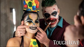 La sexy cosplayer di clown si lascia scopare la figa stretta da Joker