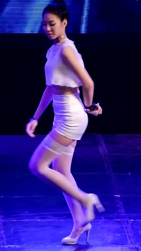 K-pop babe shows off her thick jiggly booty