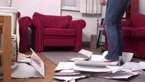 Trampling boxes in the living room