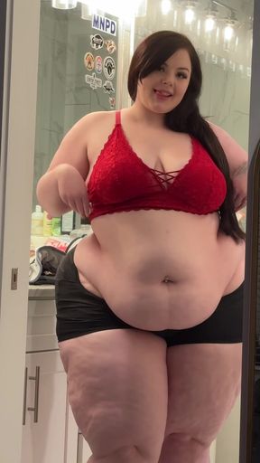 Curvy SSBBW babe plays with her fat ass and huge tits