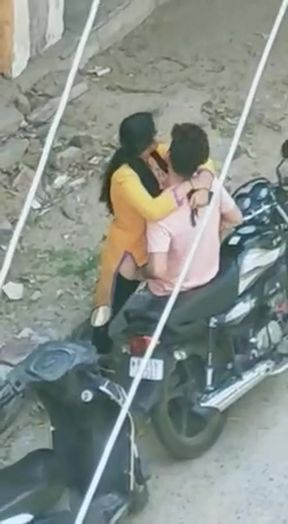 Outdoor desi GF shows off her naked pussy in India