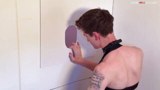 Jóvenes gays europeos amateurs caseros chupando pollas y recibiendo sexo anal en el glory hole