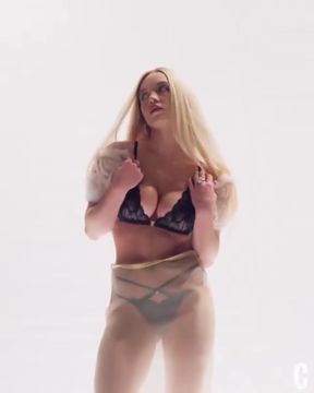 Sydney Sweeney celebrity ass gets attention for her sexy moves.