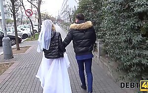 DEBT4k. Un grosso debito e il motivo per cui la ragazza viene scopata in presenza dello sposo