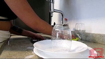 Com muito tes&atilde_o me masturbei na cozinha mas n&atilde_o resisti fui dar pro meu gostoso pauzudo na sala