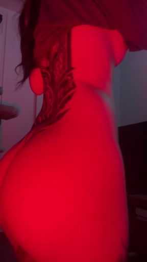 Amateur babe exposes her juicy ass on OnlyFans