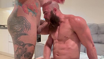 TIAGO GAÚCHO - FODENDO O PAU DO CARECA TATUADO DE CALCINHA - SEXO GAY BAREBACK - MUSCULOSO FODENDO O RABO DO GAÚCHO DOTADÃO