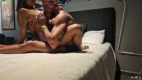 Encontrei o safado do Vinny em um quarto de motel.