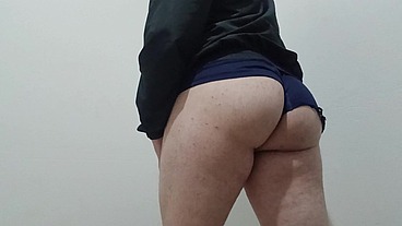 Femboy com Short atolado na bunda se exibindo na casa do seu Tio