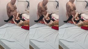 loira safada na cama tem 19 anos e muito fogo no rabo ela gosta de trepar com coroa gordinho