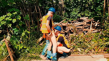 Trabalhadores s&atilde_o fl&ccedil_agrados fazendo sexo na hora de almo&ccedil_o e saem correndo.