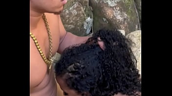 Primeira vez da coroa de 45 anos dando pro novinho na cachoeira