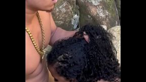 Primeira vez da coroa de 45 anos dando pro novinho na cachoeira