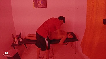 Le doy un buen masaje erotico a desconocida y termina dando sentones en mi polla y follando su coño. HISTORIA COMPLETA