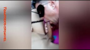 Chupeteiro cai de boca em pica de boneca e em seguida leva pica no cuzinho Rosa
