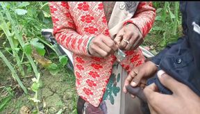 Malkin Khet Ghumne Gaye Thi Tab Majdur Ne Condom Laga Ke Chudai Kiya Aur Chut Me Ungli Suman Chilane Lagi Video Viral Hindi