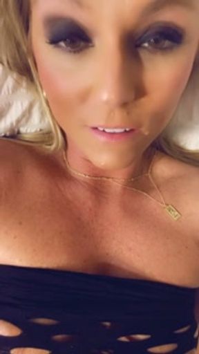Milf with perfect plump ass tells you the rough sex she wants